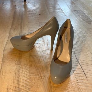New Charles David made in Italy grey platform pumps.